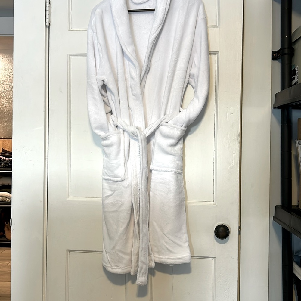 Woman’s plush soft fleece wrap robe. White. Size medium.